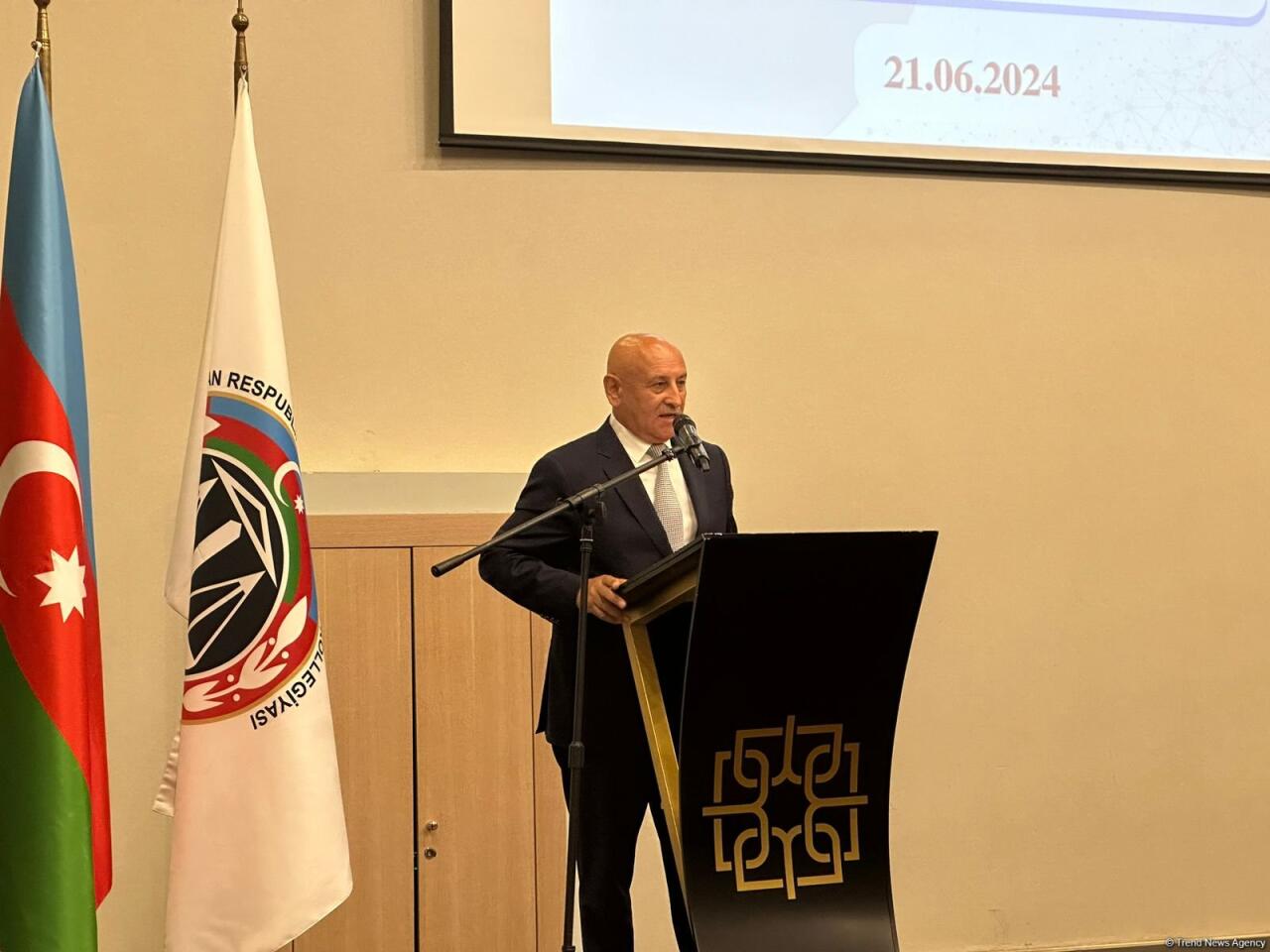 İki tanınmış hakim vəkil oldu