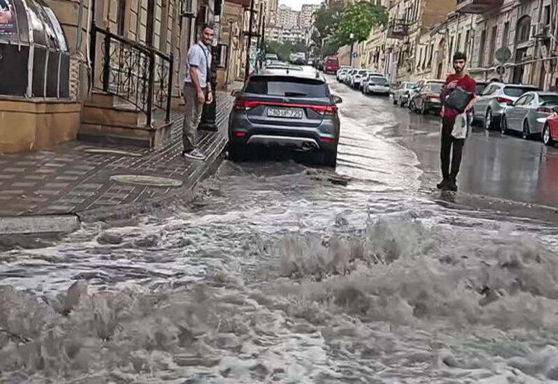 Yağışdan sonra Bakı küçələri