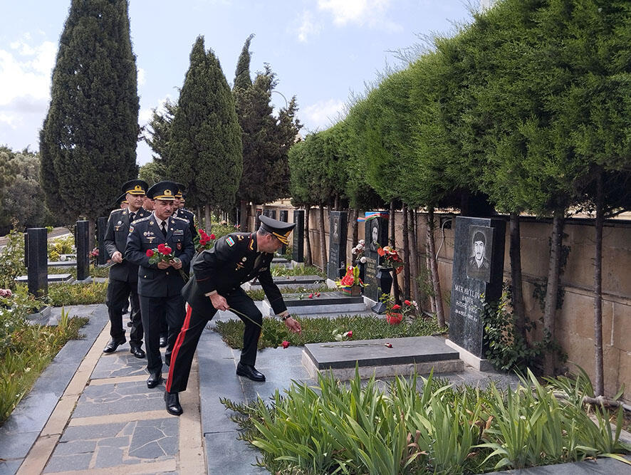 Silahlı Qüvvələr Günü münasibətilə Ulu Öndərin və şəhidlərimizin məzarları ziyarət olunub