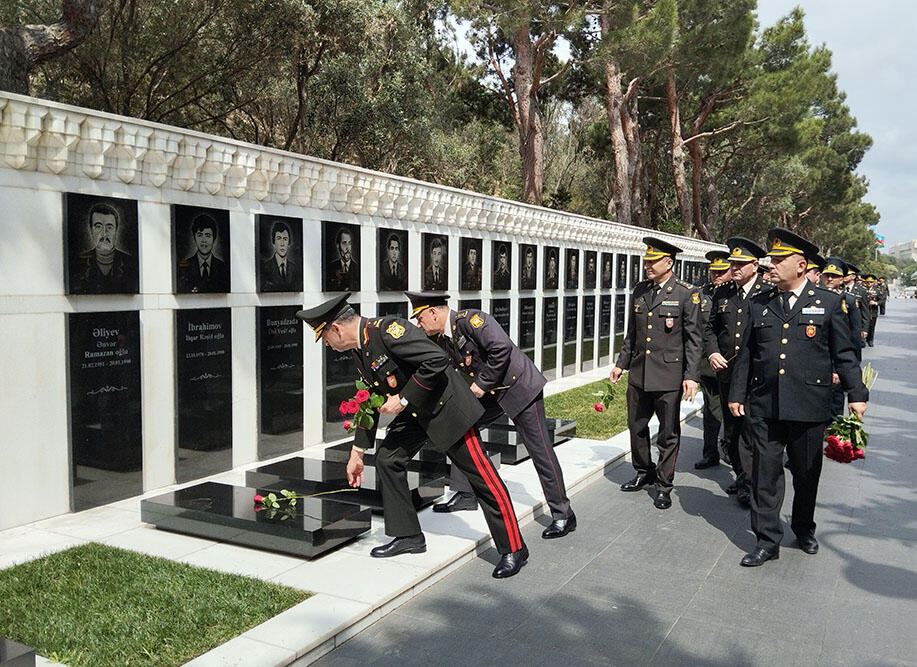 Silahlı Qüvvələr Günü münasibətilə Ulu Öndərin və şəhidlərimizin məzarları ziyarət olunub