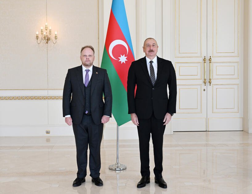 Президент Ильхам Алиев принял верительные грамоты новоназначенного посла Канады в нашей стране