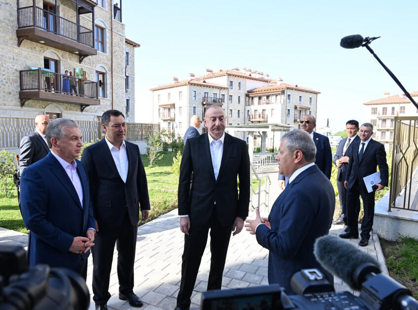 Azərbaycan, Özbəkistan və Qırğızıstan Prezidentləri Şuşada birinci yaşayış kompleksində və Aşağı Gövhər Ağa məscidində olub, şəhəri gəziblər