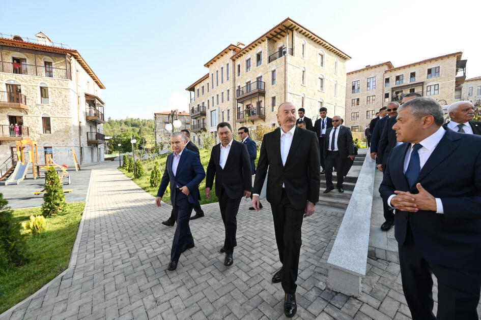 Azərbaycan, Özbəkistan və Qırğızıstan Prezidentləri Şuşada birinci yaşayış kompleksində və Aşağı Gövhər Ağa məscidində olub, şəhəri gəziblər