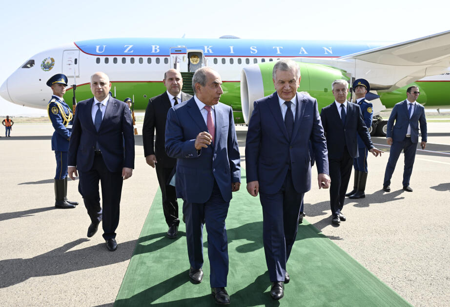Начался визит Шавката Мирзиёева в Азербайджан