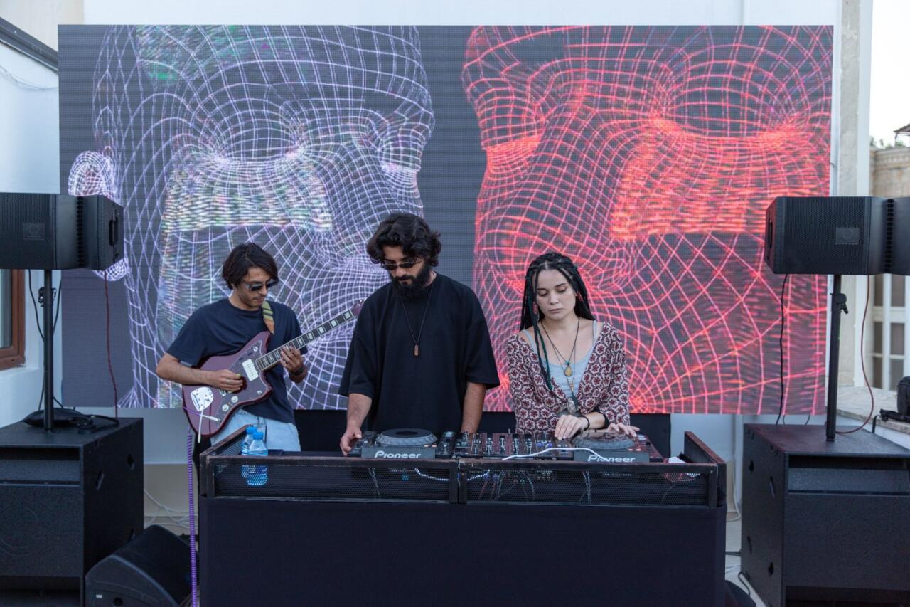 Аида Махмудова приняла участие в открытии возобновившей свою деятельность галереи YAY