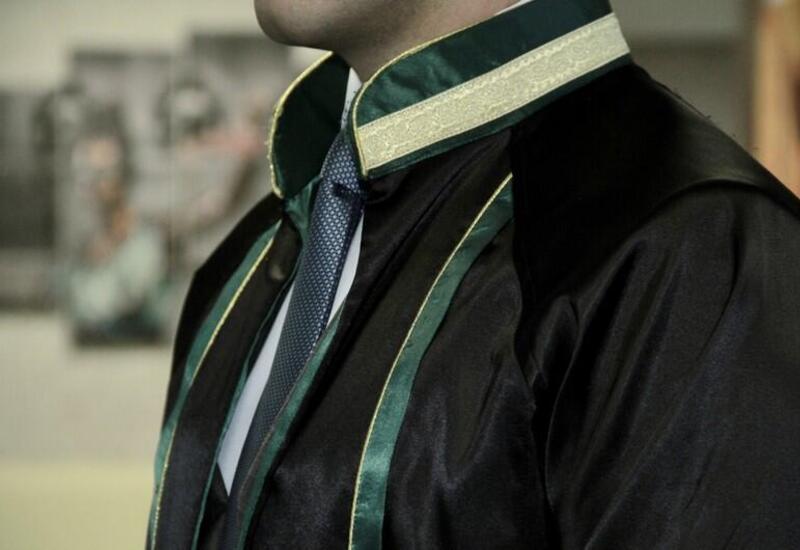 Azərbaycanda iki vəkilin fəaliyyəti dayandırıldı