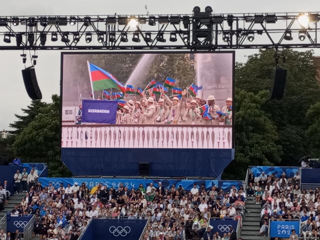 Париж-2024: Азербайджанская делегация прошла на параде на открытии Олимпиады
