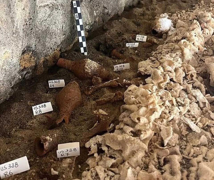 İtaliyada iki minillik sarkofaq və freska tapılıb