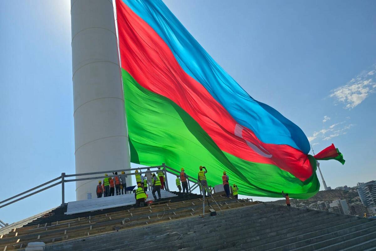 Азербайджанский флаг вновь развевается на площади Государственного флага в Баку