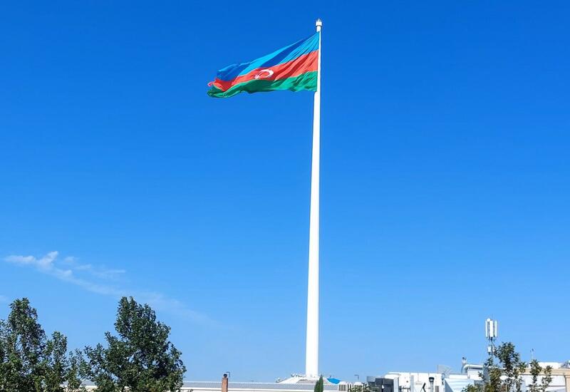 Азербайджанский флаг вновь развевается на площади Государственного флага в Баку