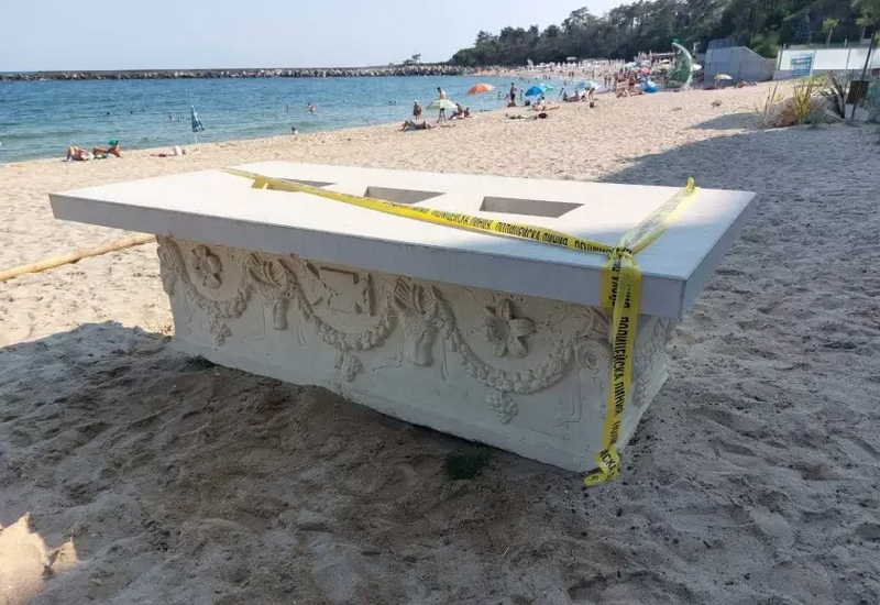 На популярном пляже обнаружен древнеримский саркофаг