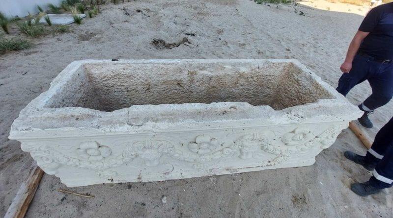 На популярном пляже обнаружен древнеримский саркофаг