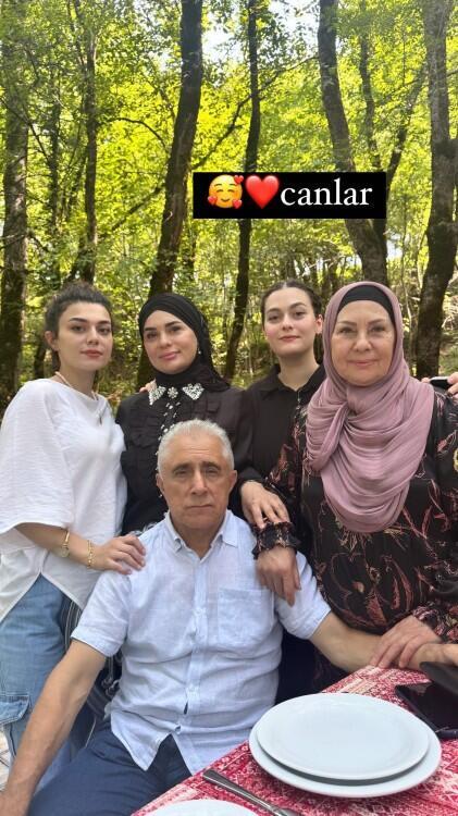 Alim Qasımov həyat yoldaşı, qızı və nəvələri ilə