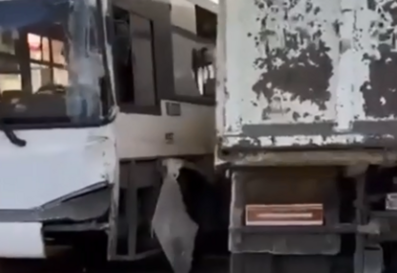 Badamdarda yük maşını avtobusa çırpıldı