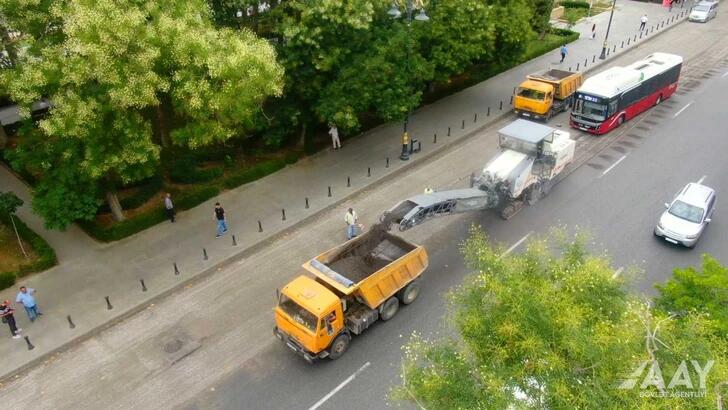 На центральной улице Баку проводятся ремонтные работы