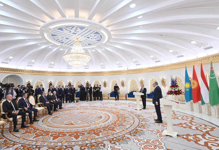 Президент Ильхам Алиев принял участие в церемонии награждения Президента Узбекистана Шавката Мирзиёева в Астане