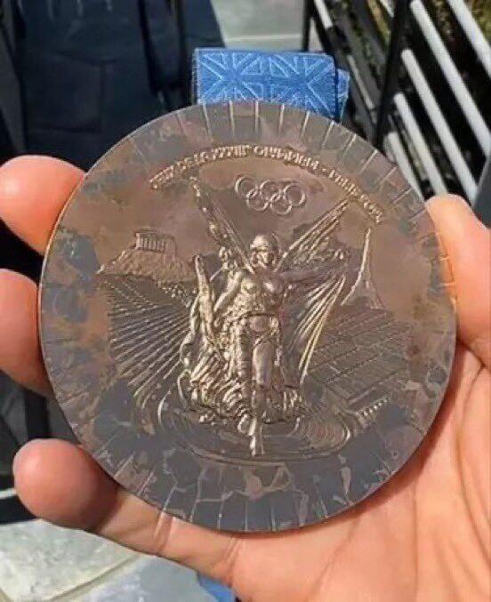 Paris Olimpiadasında verilən medalların keyfiyyətini pislədi