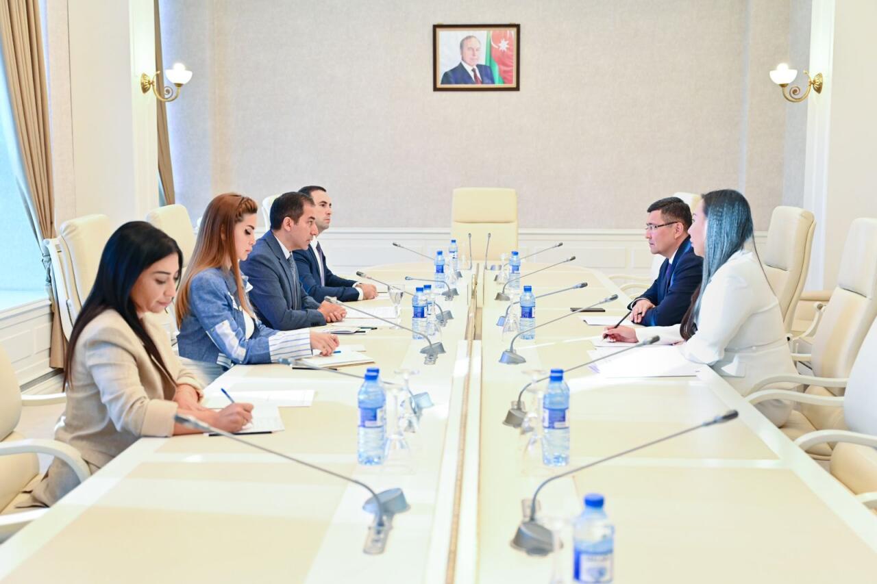 Делегация Сената парламента Казахстана побывала в Милли Меджлисе