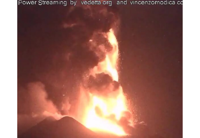 На Сицилии снова извергается вулкан Этна