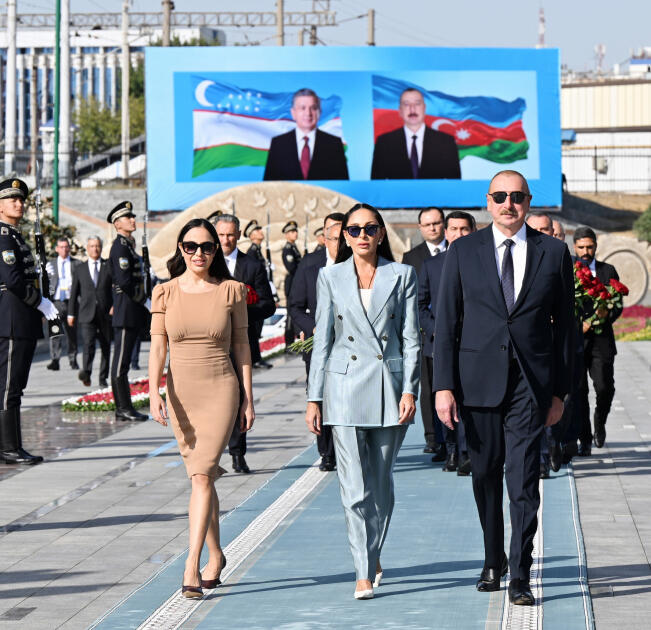 Prezident İlham Əliyev və Birinci xanım Mehriban Əliyeva Heydər Əliyev Meydanında Ümummilli liderin barelyefi önünə gül dəstələri qoyublar