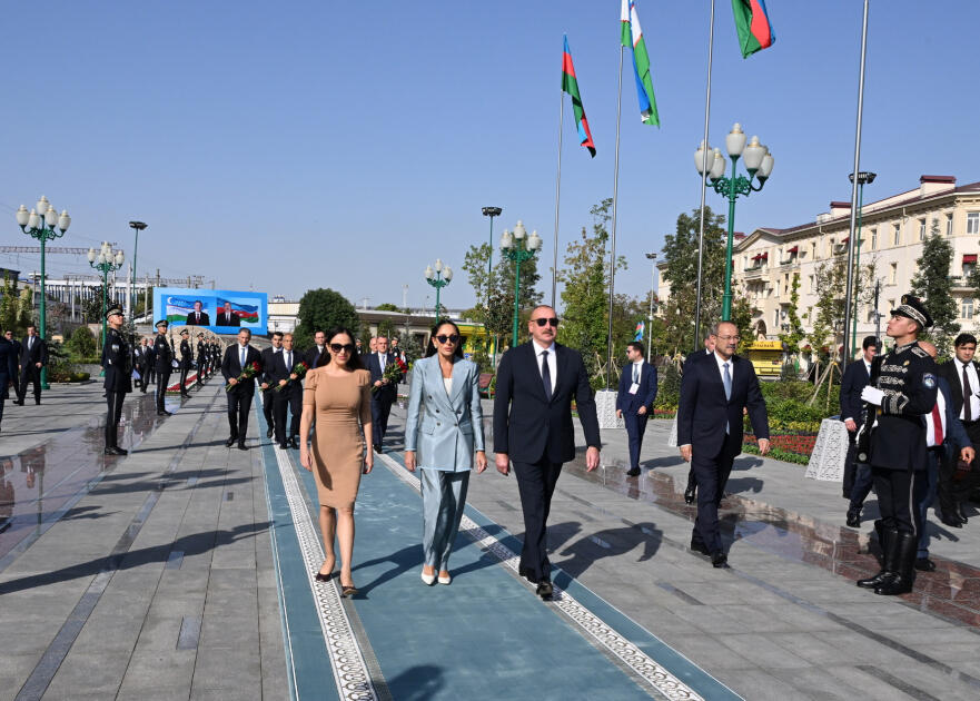 Prezident İlham Əliyev və Birinci xanım Mehriban Əliyeva Heydər Əliyev Meydanında Ümummilli liderin barelyefi önünə gül dəstələri qoyublar