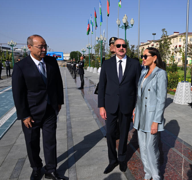 Prezident İlham Əliyev və Birinci xanım Mehriban Əliyeva Heydər Əliyev Meydanında Ümummilli liderin barelyefi önünə gül dəstələri qoyublar