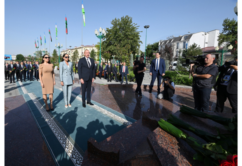 Prezident İlham Əliyev və Birinci xanım Mehriban Əliyeva Heydər Əliyev Meydanında Ümummilli liderin barelyefi önünə gül dəstələri qoyublar