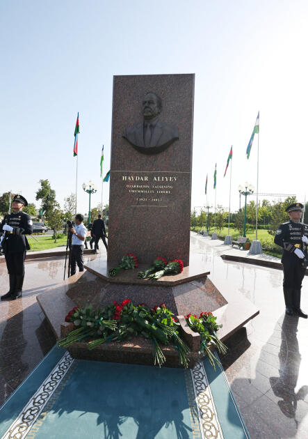 Prezident İlham Əliyev və Birinci xanım Mehriban Əliyeva Heydər Əliyev Meydanında Ümummilli liderin barelyefi önünə gül dəstələri qoyublar