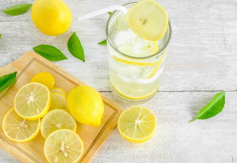 Hər gün limonlu su için