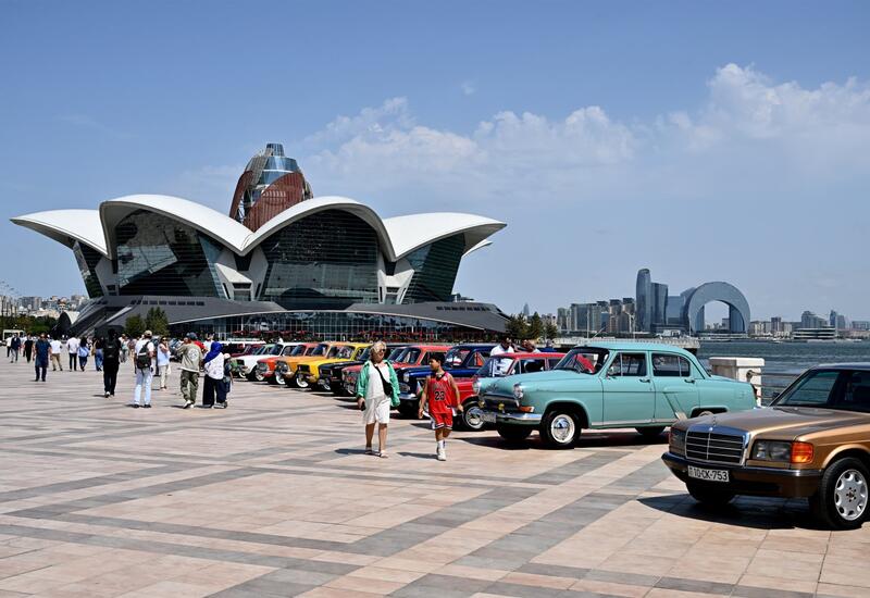Bakıda klassik avtomobillərin yürüşü və sərgisindən yaddaqalan görüntülər