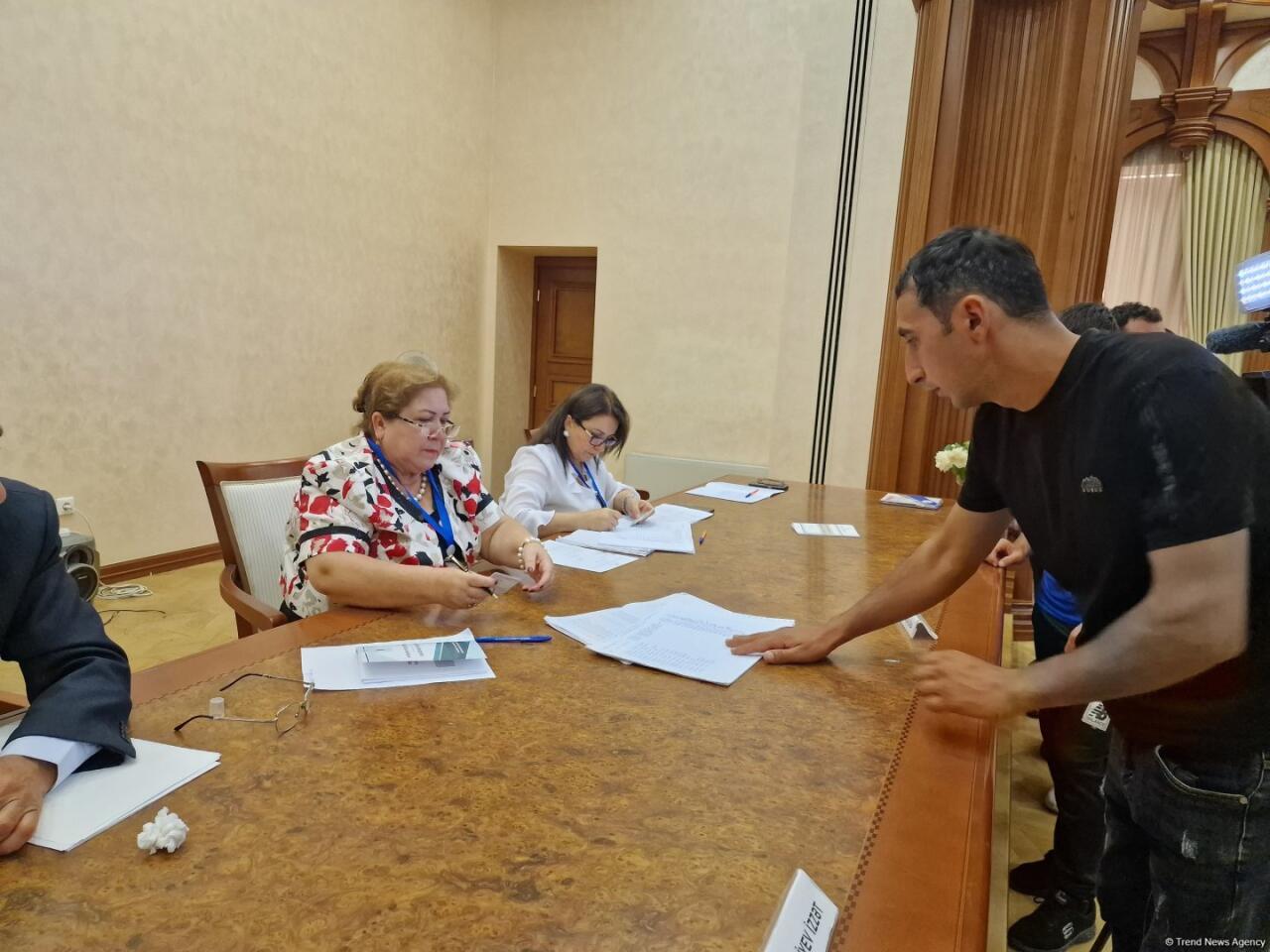На участках в Ханкенди началось голосование