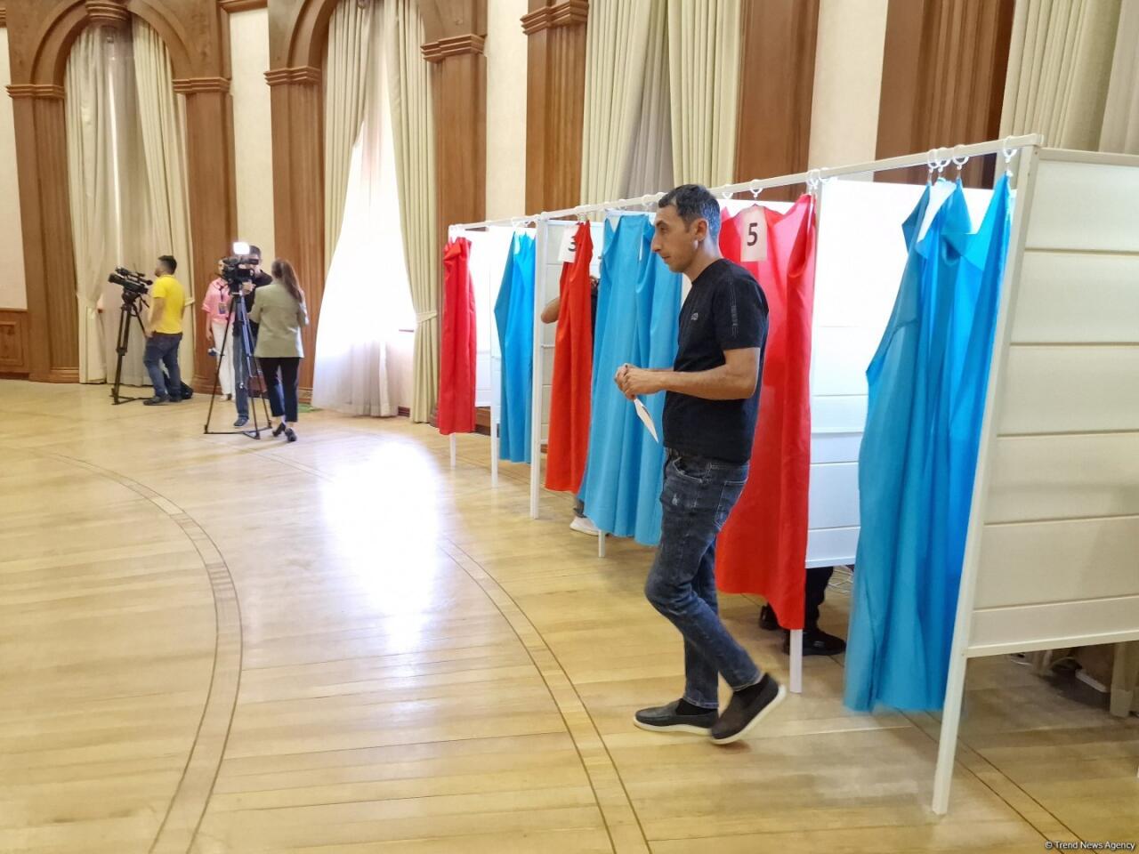 На участках в Ханкенди началось голосование