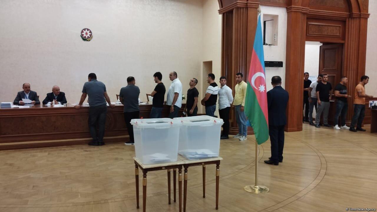 На участках в Ханкенди началось голосование