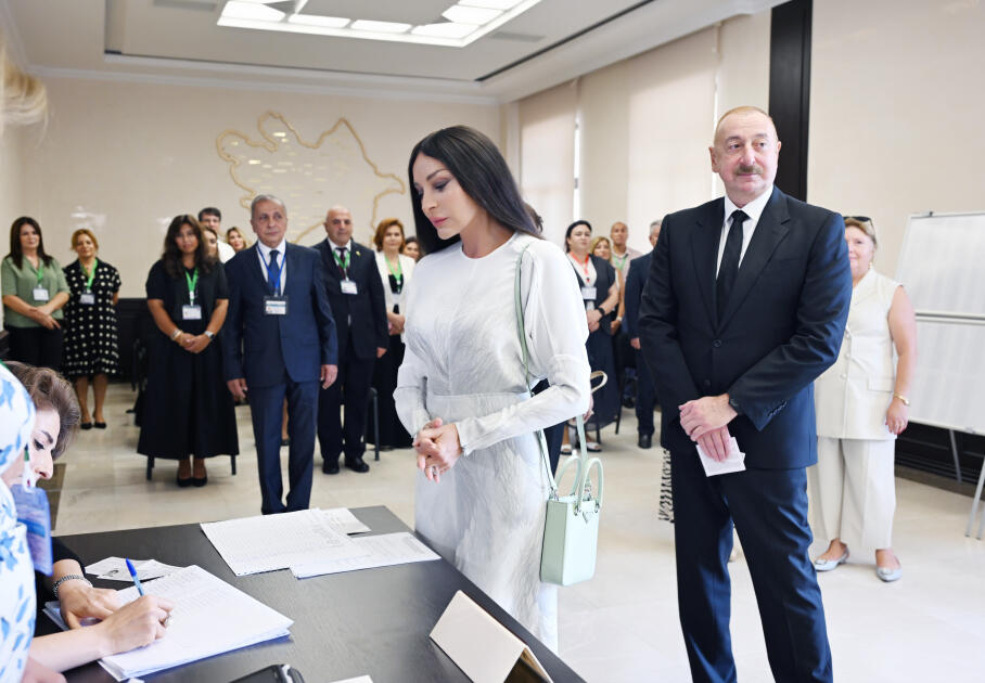 Президент Ильхам Алиев, Первая леди Мехрибан Алиева и их дочь Лейла Алиева проголосовали на парламентских выборах