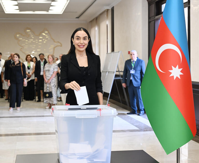 Президент Ильхам Алиев, Первая леди Мехрибан Алиева и их дочь Лейла Алиева проголосовали на парламентских выборах