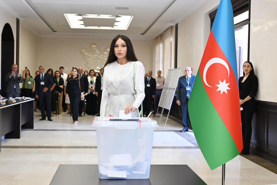 Президент Ильхам Алиев, Первая леди Мехрибан Алиева и их дочь Лейла Алиева проголосовали на парламентских выборах