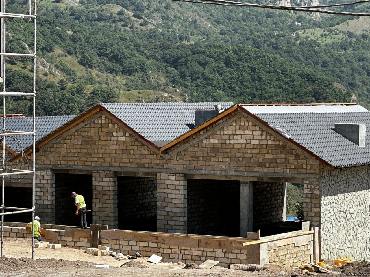 Kəlbəcərdə inşa edilən yaşayış kompleksindən
