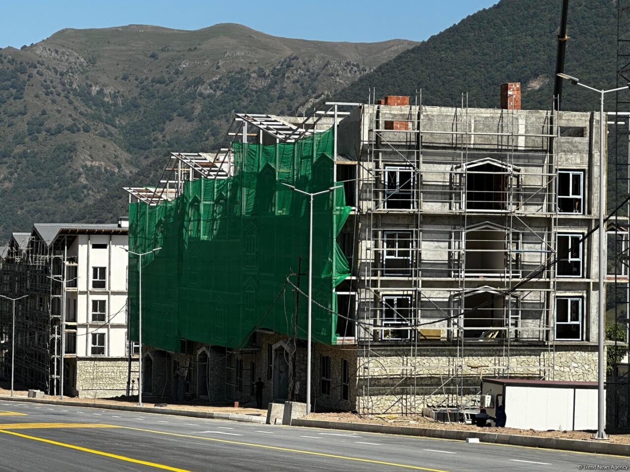 Kəlbəcərdə inşa edilən yaşayış kompleksindən