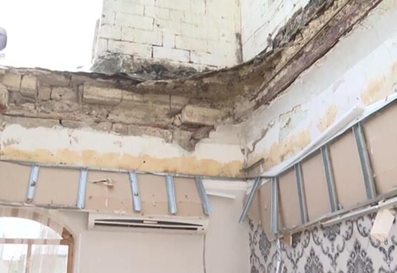 Обрушение крыши жилого дома в Баку