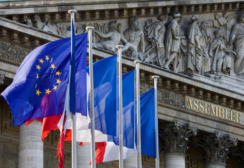 Французским  ̶к̶л̶о̶у̶н̶а̶м̶  дипломатам на заметку