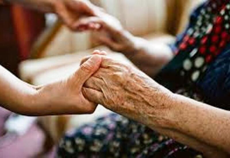 Yaşlı qadının 18 yaşında nişanlısı viral oldu