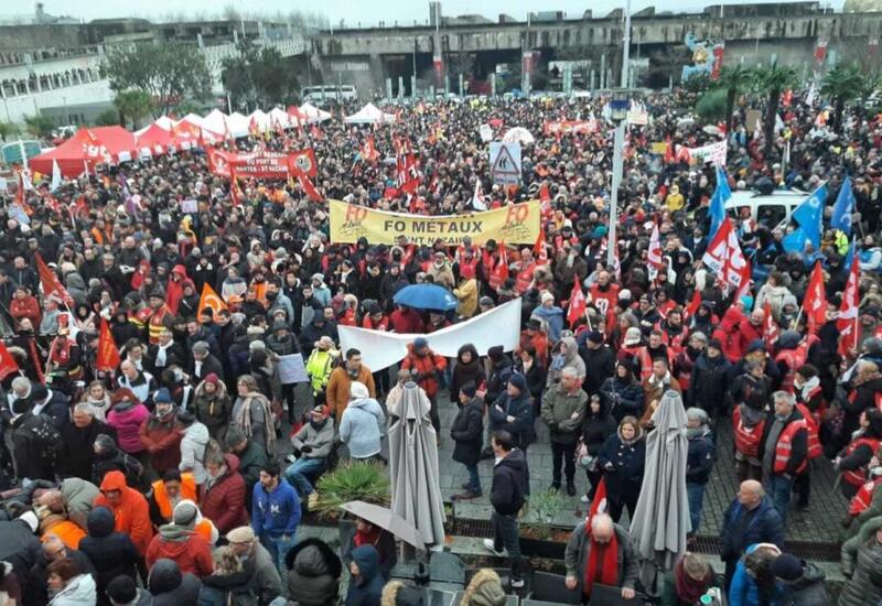 Во Франции проходят акции протеста против Макрона