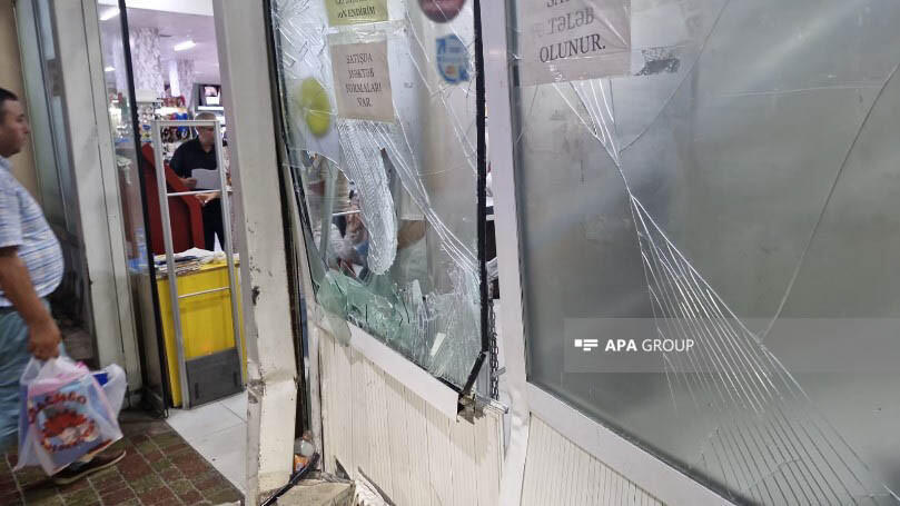 В Баку автомобиль врезался в магазин, есть пострадавшие
