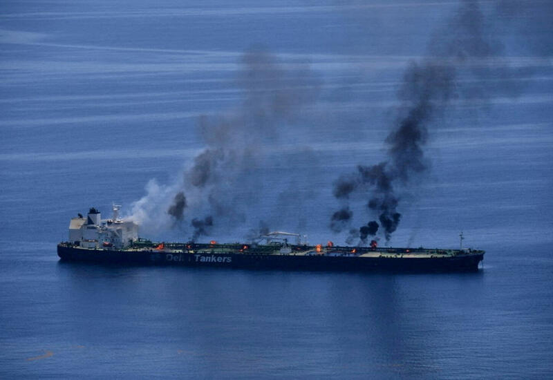 Началась буксировка горящего танкера в Красном море