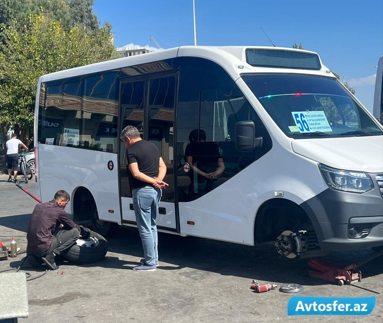 Bakıda sahibkar yeni gətirilən avtobusların təkərlərini deşdi