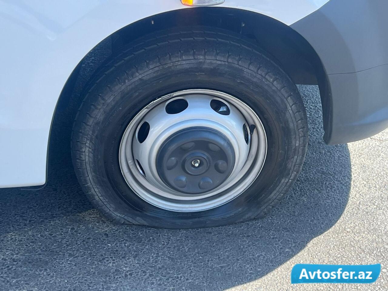Bakıda sahibkar yeni gətirilən avtobusların təkərlərini deşdi
