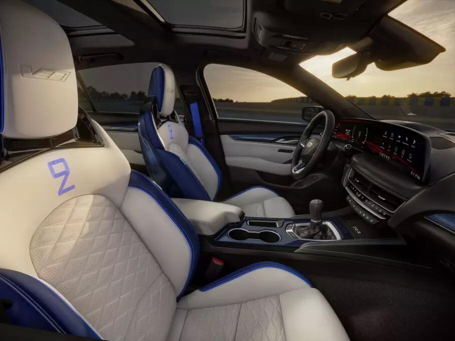 Cadillac сделал особые суперседаны Blackwing в честь гоночных машин