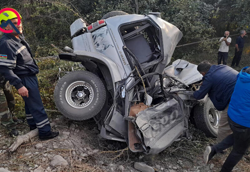 Ucarda TIR minik avtomobilini tanınmaz hala saldı