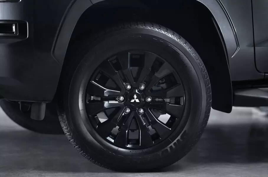 У Mitsubishi L200 появилась очень черная спецверсия с задним приводом