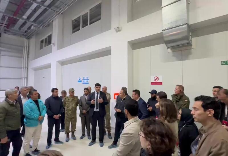 Иностранные дипломаты на заводе "Истису"